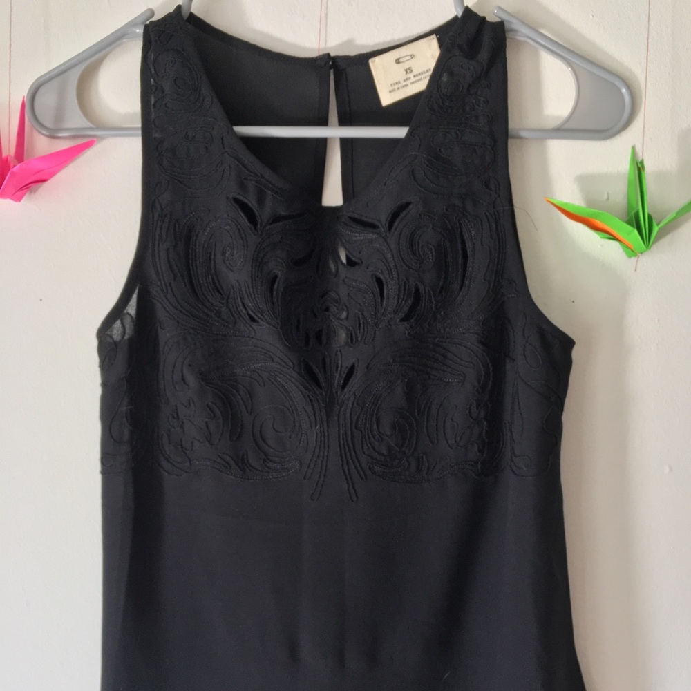 Cutout detail top